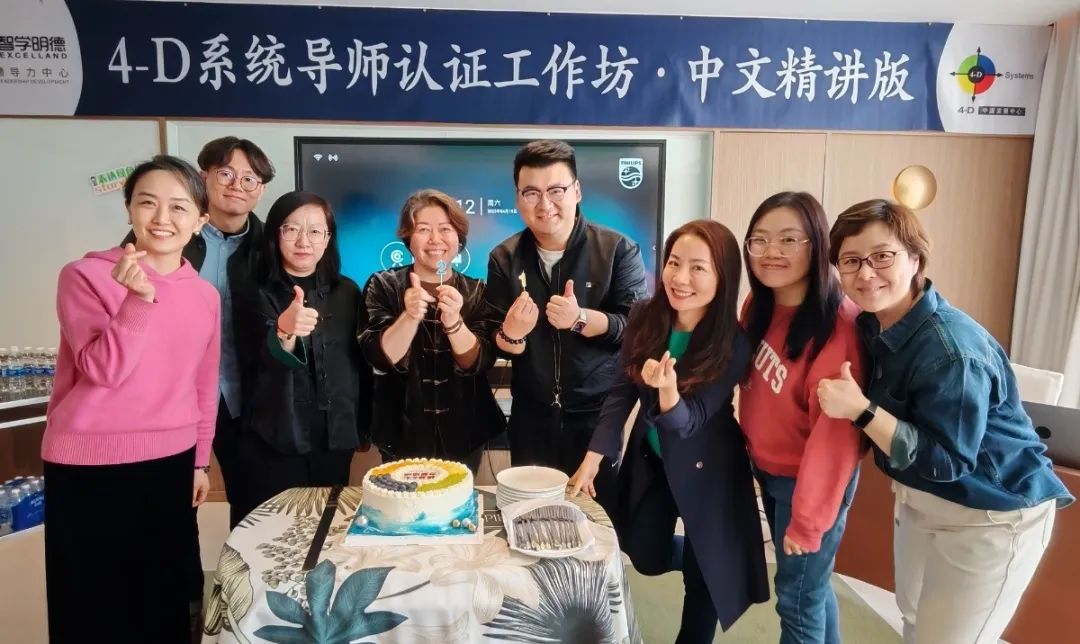 1746672241949625.jpg 蛋糕合影.jpg